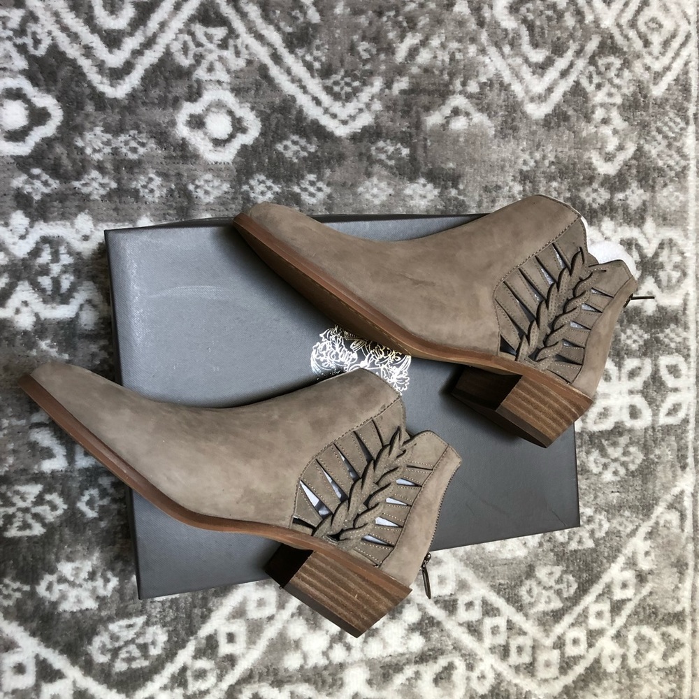 Vince Camuto presetta bootie NIB